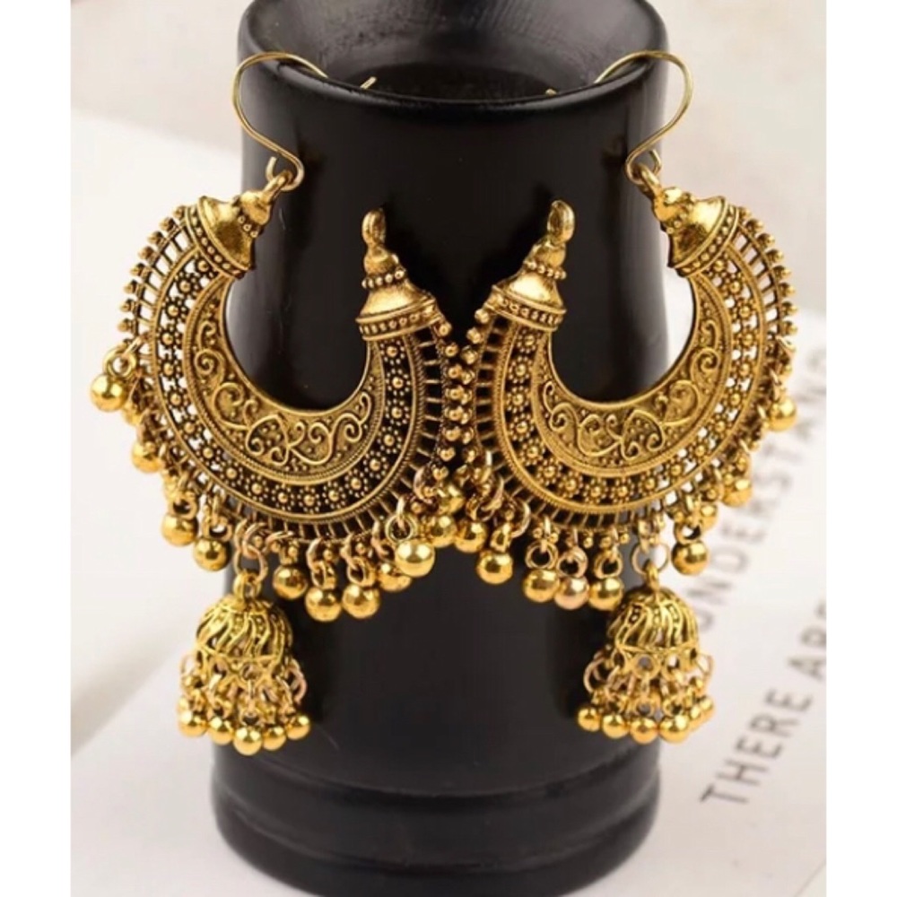 Dangling ethnic fashion earrings